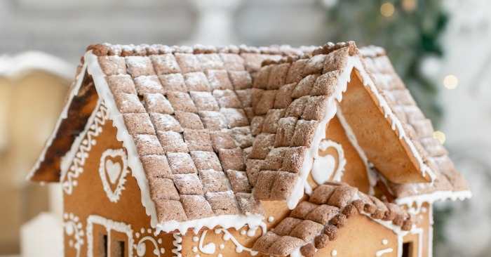 Thatched roof with eaves on a Gingerbread house.