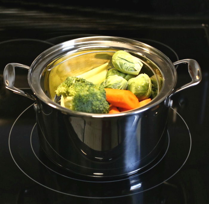 Steaming vegetables in a steamer basket