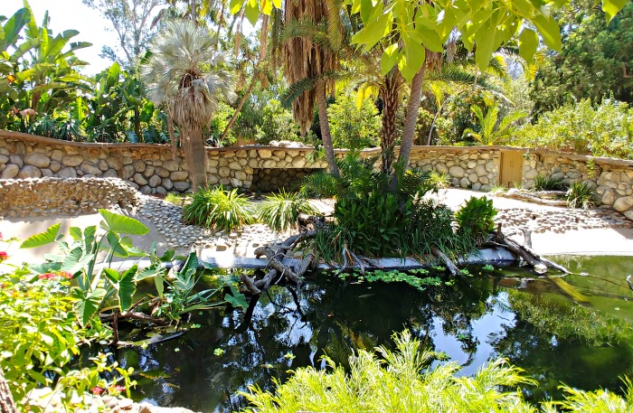 Exotic animal enclosure at the Los Angeles Zoo and Botanical Gardens 