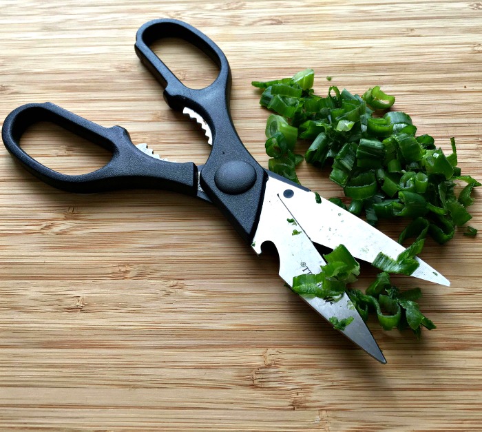 cut spring onion greens quickly with kitchen shears