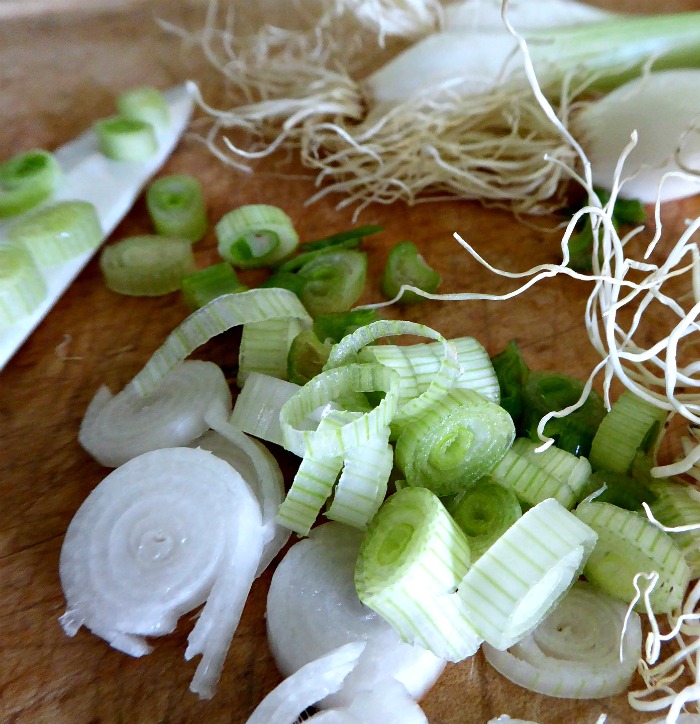 Get tips for slicing spring onions