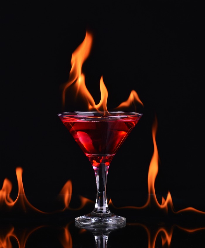  Halloween cocktail special effects - Setting a red cocktail set on fire