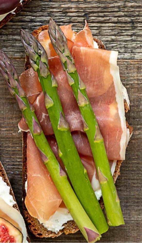 Crostini appetizer with prosciutto and asparagus,