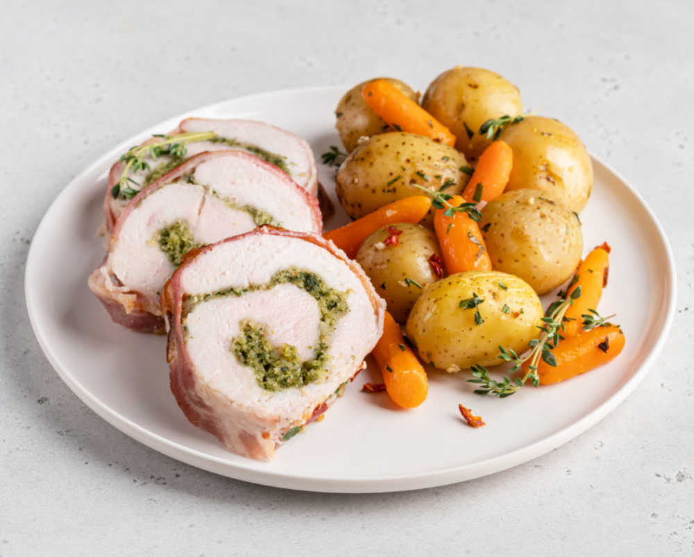 Thyme and turkey rolls Thyme and turkey rolls with pesto. and vegetables.