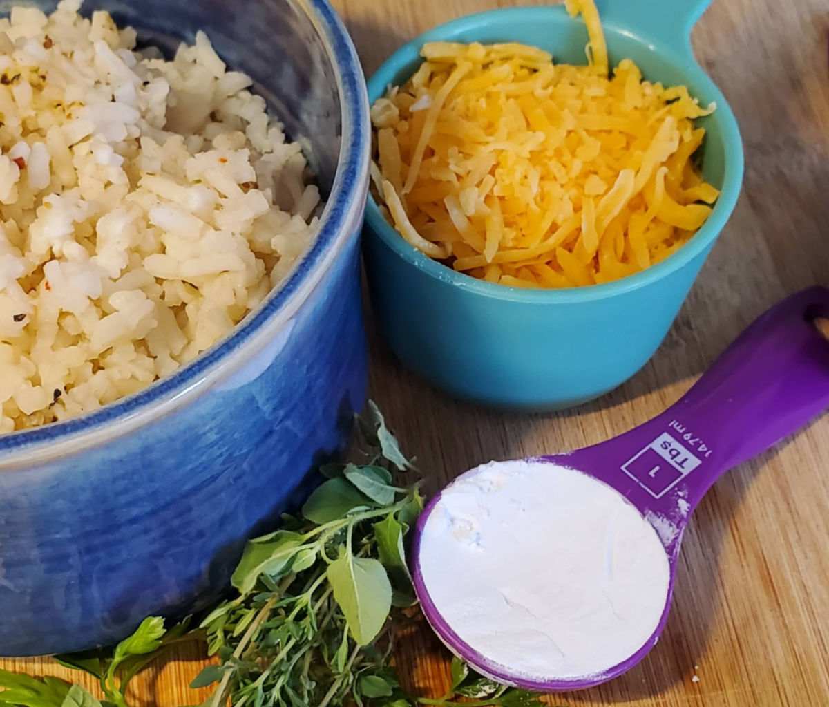 Cheddar cheese with rice, herbs and cornstarch